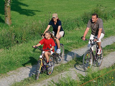 Familie beim Radfahren Willingen